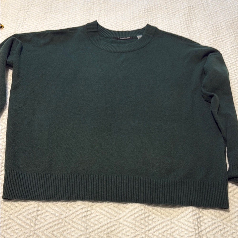 T Tahari Dark Green Crew Neck Sweater